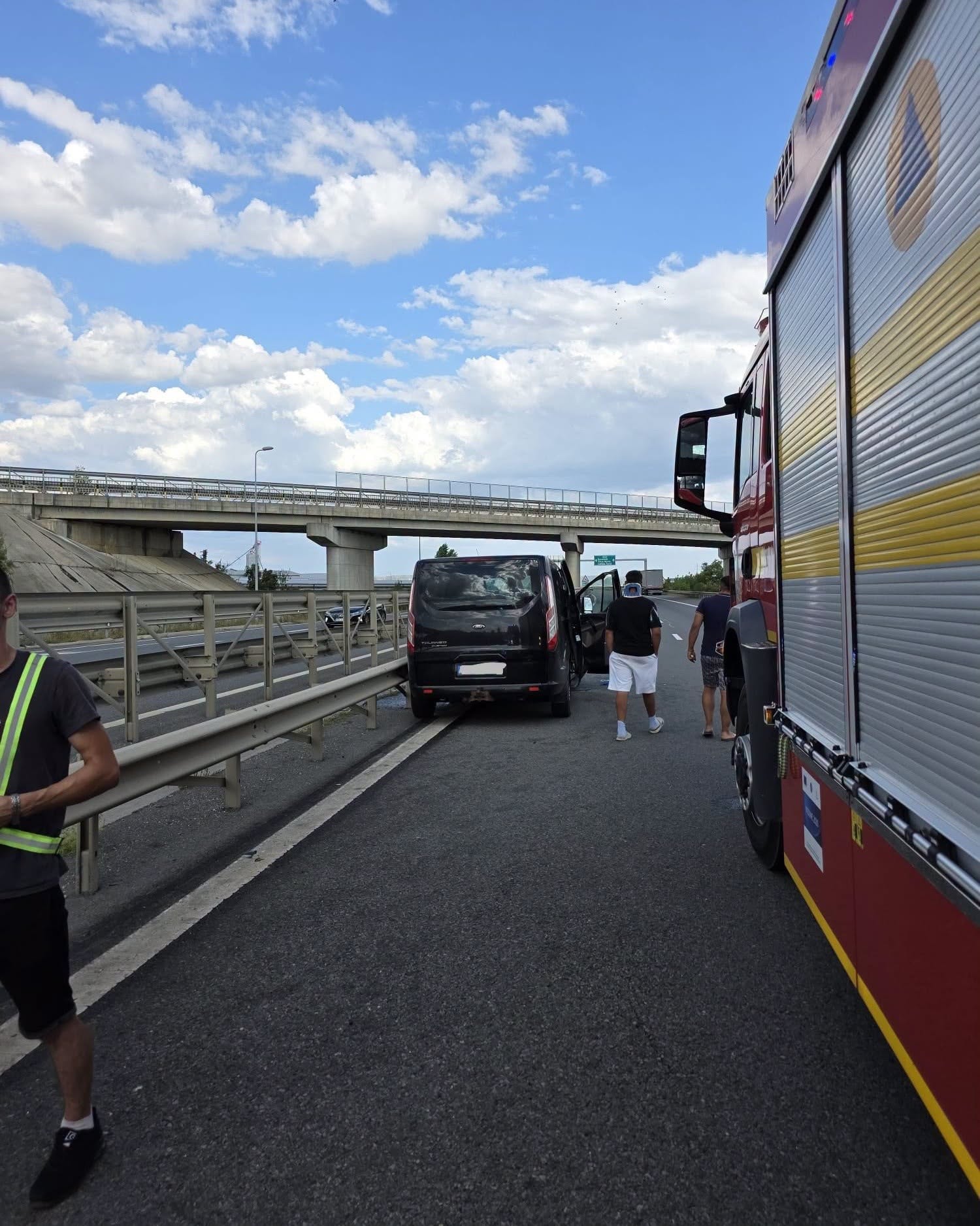Un microbuz cu 9 pasageri s-a lovit de un TIR, pe A3, după ce șoferul a ațipit la volan. Trei oameni au ajuns la spital