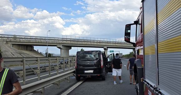 Un microbuz cu 9 pasageri s-a lovit de un&nbsp;TIR, pe A3, după ce șoferul a ațipit la volan
