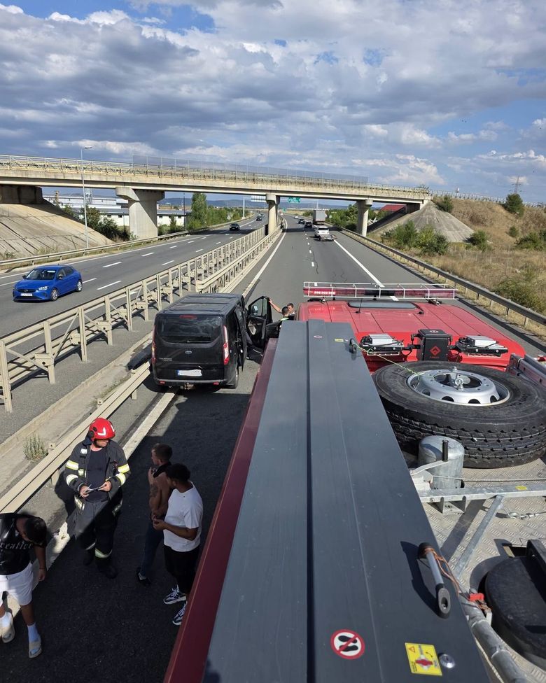 Un microbuz cu 9 pasageri s-a lovit de un TIR pe Autostrada A3