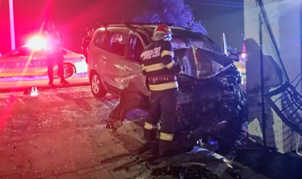 O mamă de 21 de ani și copilul ei au ajuns în spital după ce un șofer i-a lovit în timp ce încercau să intre în curte