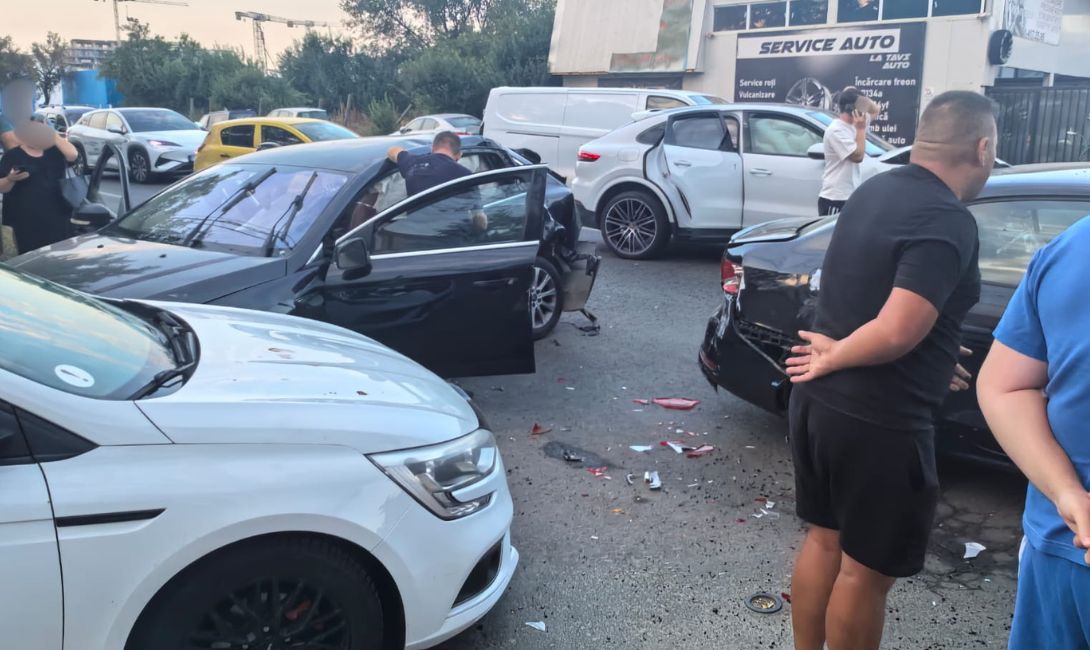 BREAKING NEWS Eveniment rutier pe strada Gherghiței, la intrarea pe A3, în București. Unul dintre șoferi a fost transportat de urgență la spital
