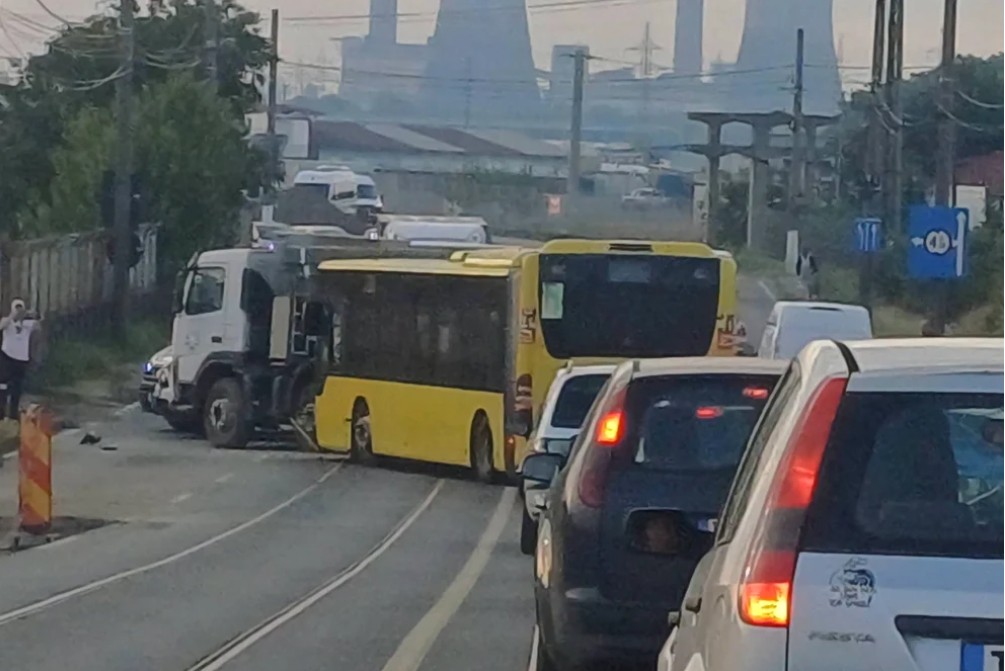 Un autobuz cu 40 de pasageri și un camion s-au ciocnit în Timișoara. Mai multe echipaje au fost mobilizate la fața locului