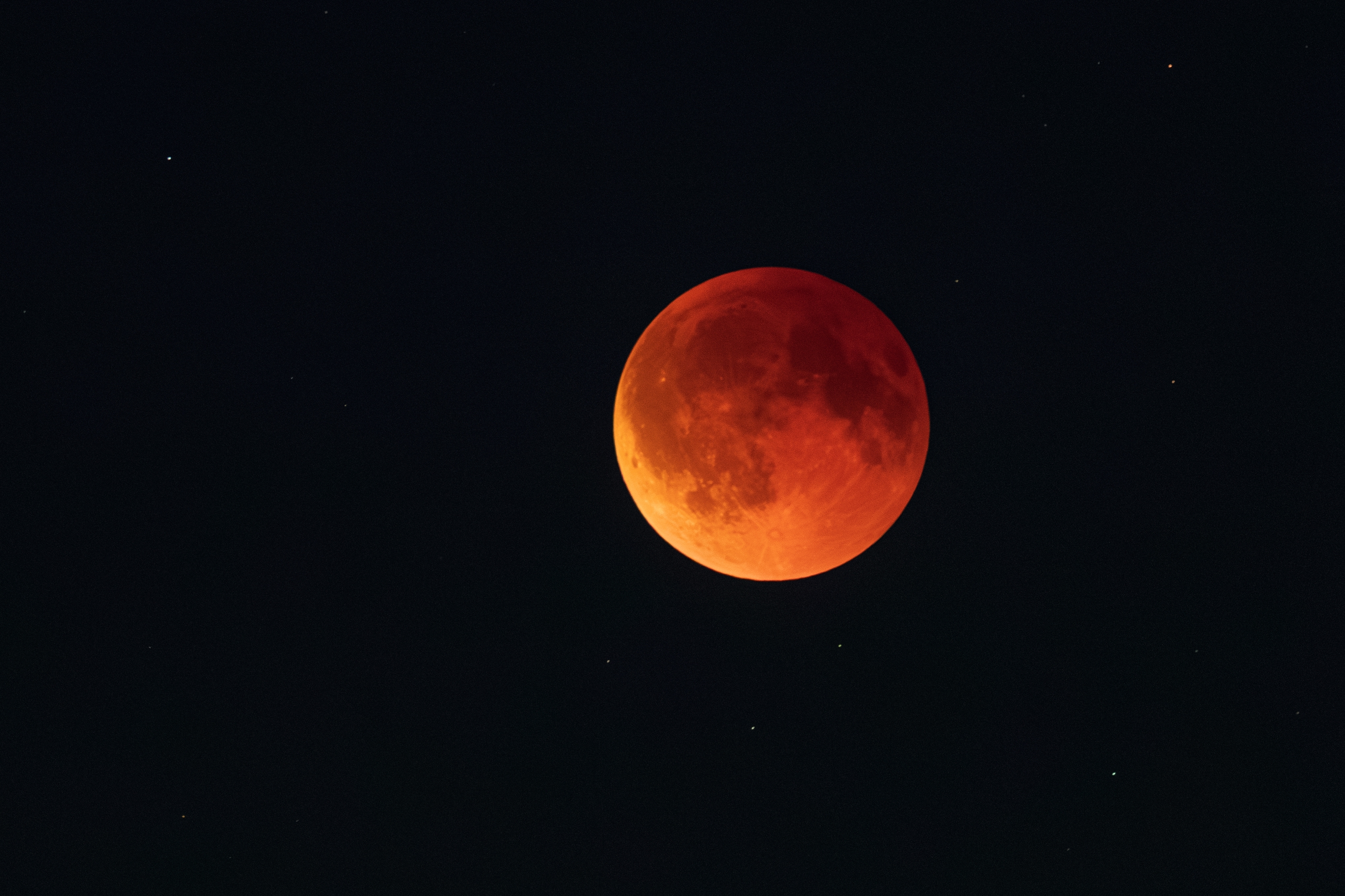 O nouă eclipsă pe 28 august. Ce este ,,Luna Sângerie” și de unde poate fi văzută în România
