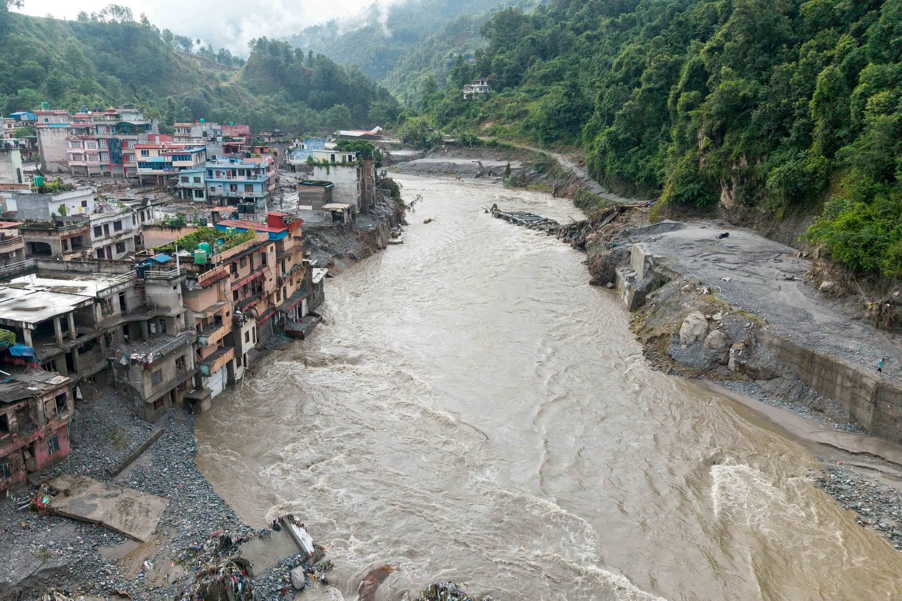Cel puțin 165 de morți și sute de persoane dispărute în urma viiturilor din Nepal și Tibet. Care a fost cauza dezastrului
