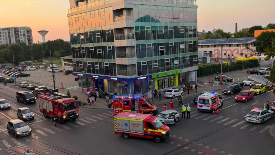 O mașină de poliție și un autoturism s-au ciocnit în centrul Aradului. Un copil, un bărbat și un agent au ajuns la spital