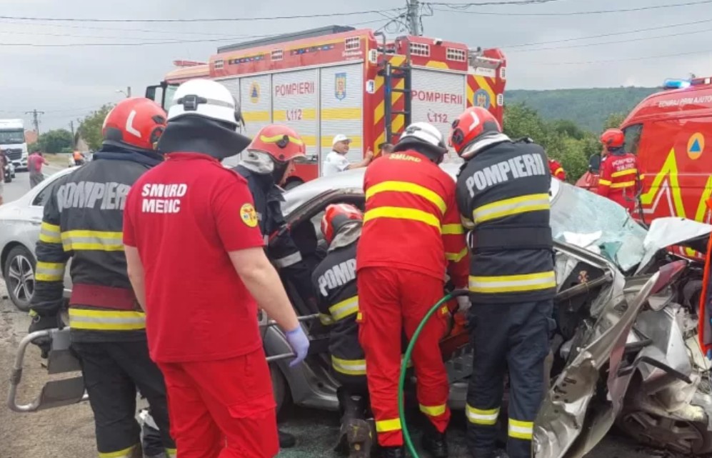 O femeie și-a pierdut viața în Onești, în urma unui impact violent între trei mașini. Mai multe persoane au rămas încarcerate
