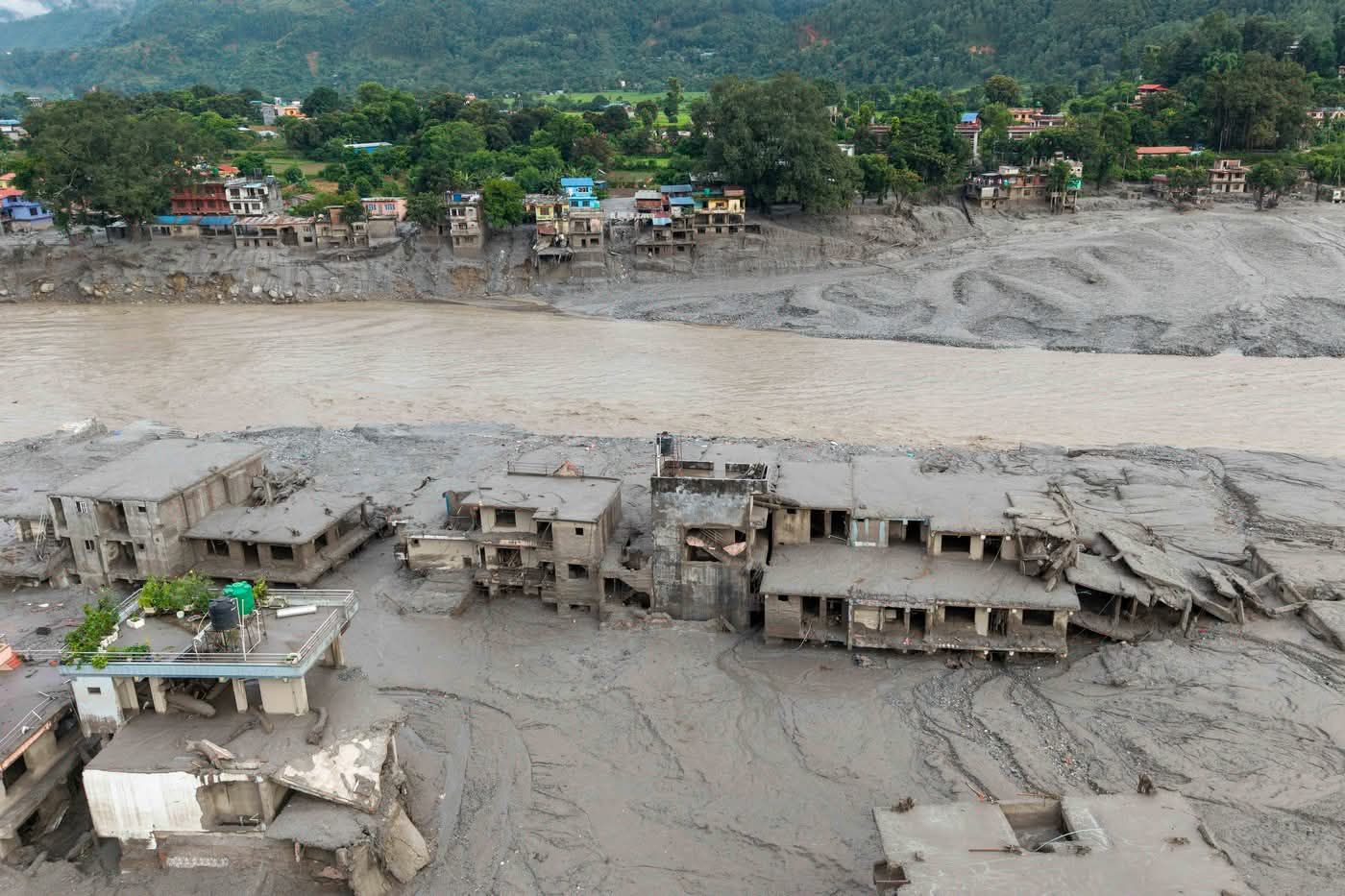 Bilanțul morților din Nepal a ajuns la 469. Sute de persoane, inclusiv turiști, sunt încă dispăruți