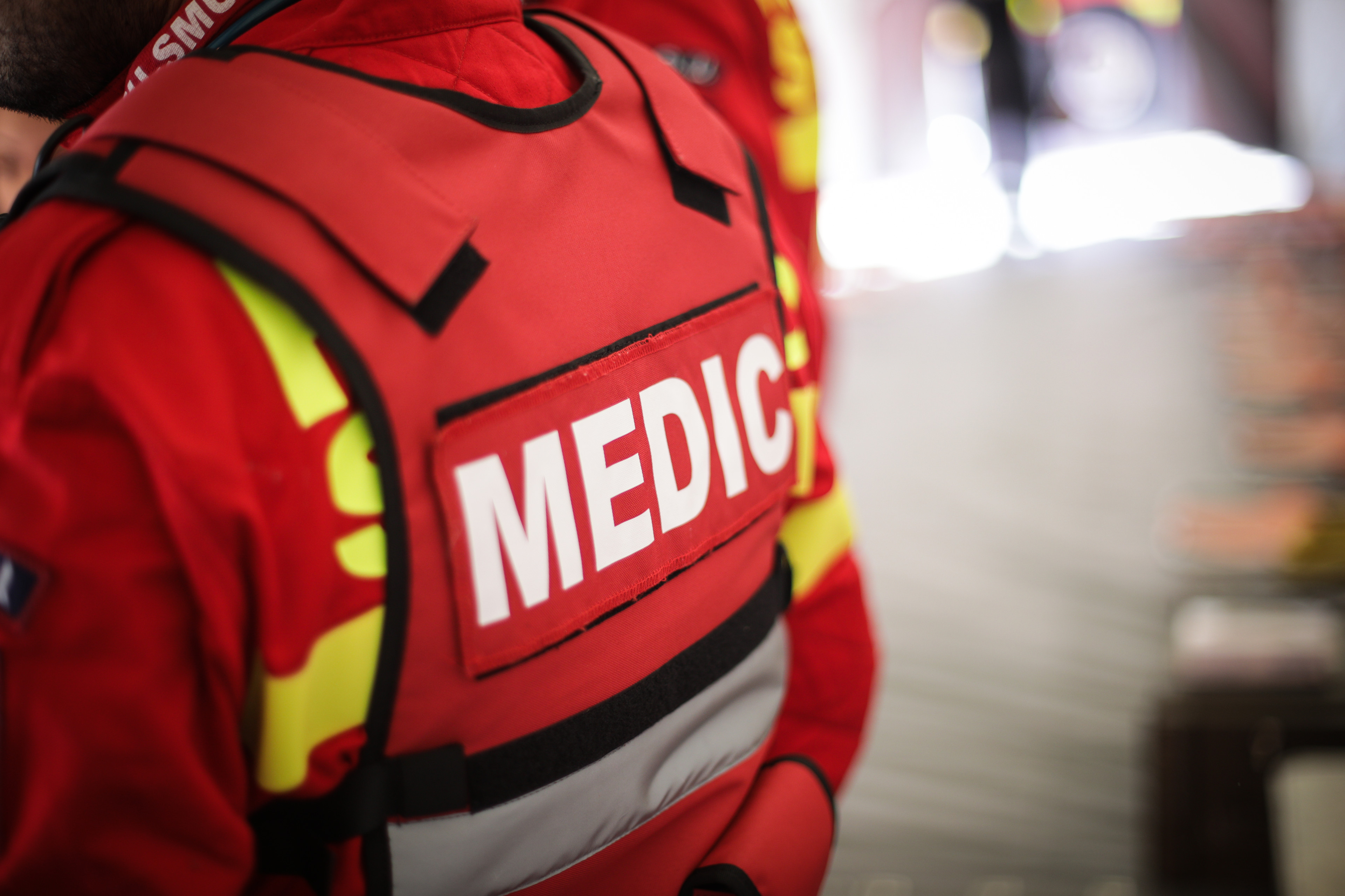 Deflagrație puternică într-un bloc de locuințe din Galați. Trei persoane au avut nevoie de îngrijiri medicale