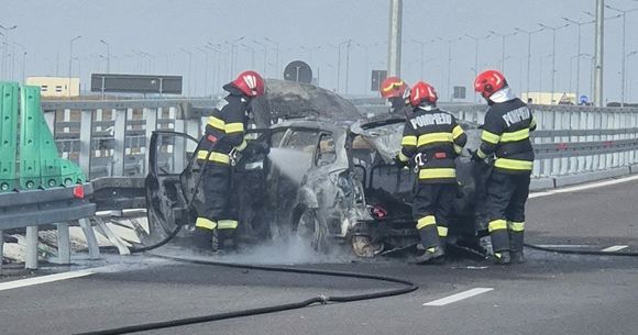 O mașină a fost cuprinsă de foc, pe Dex12 Craiova-Pitești, după ce s-a izbit de parapet