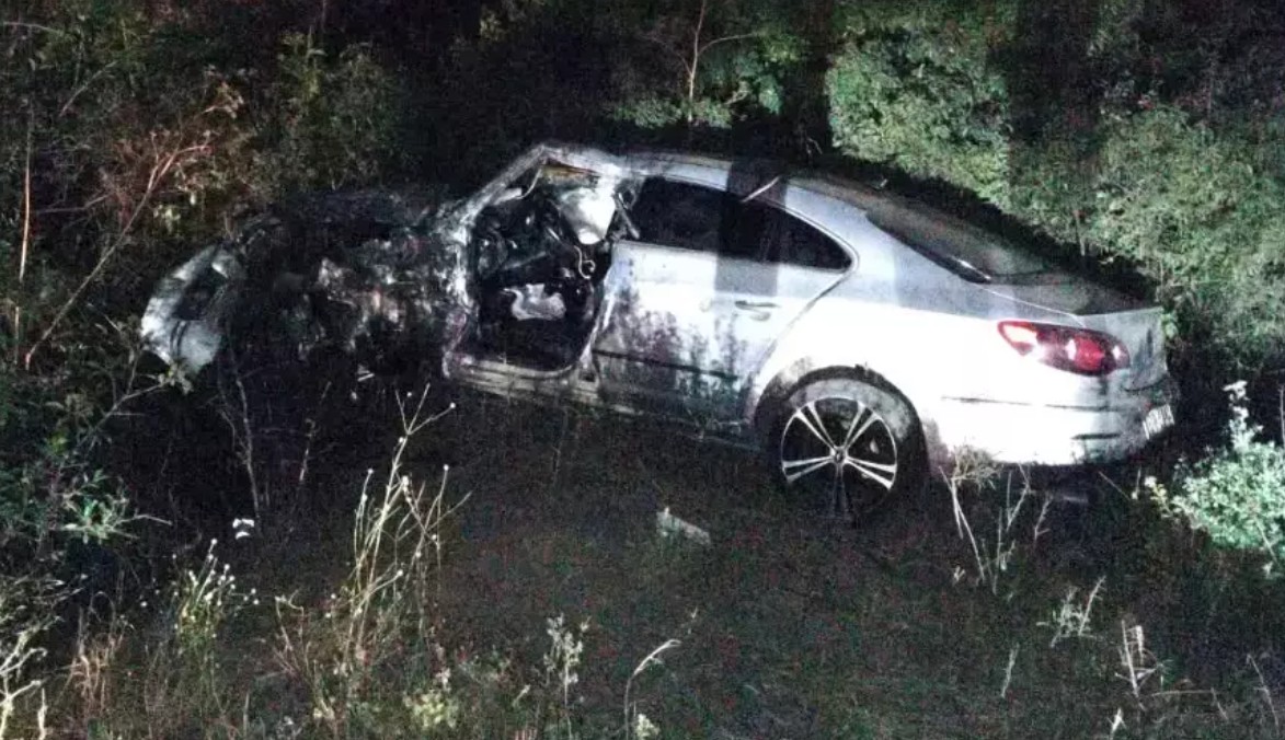 Un adolescent de 17 ani și-a pierdut viața sub privirile fratelui său, după ce a intrat cu mașina într-un stâlp. Tânărul nu avea permis