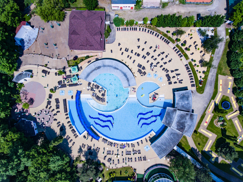 O fetiță de 11 ani, găsită în stare de inconștiență într-o piscină din Creta. Micuța era în vacanță cu familia