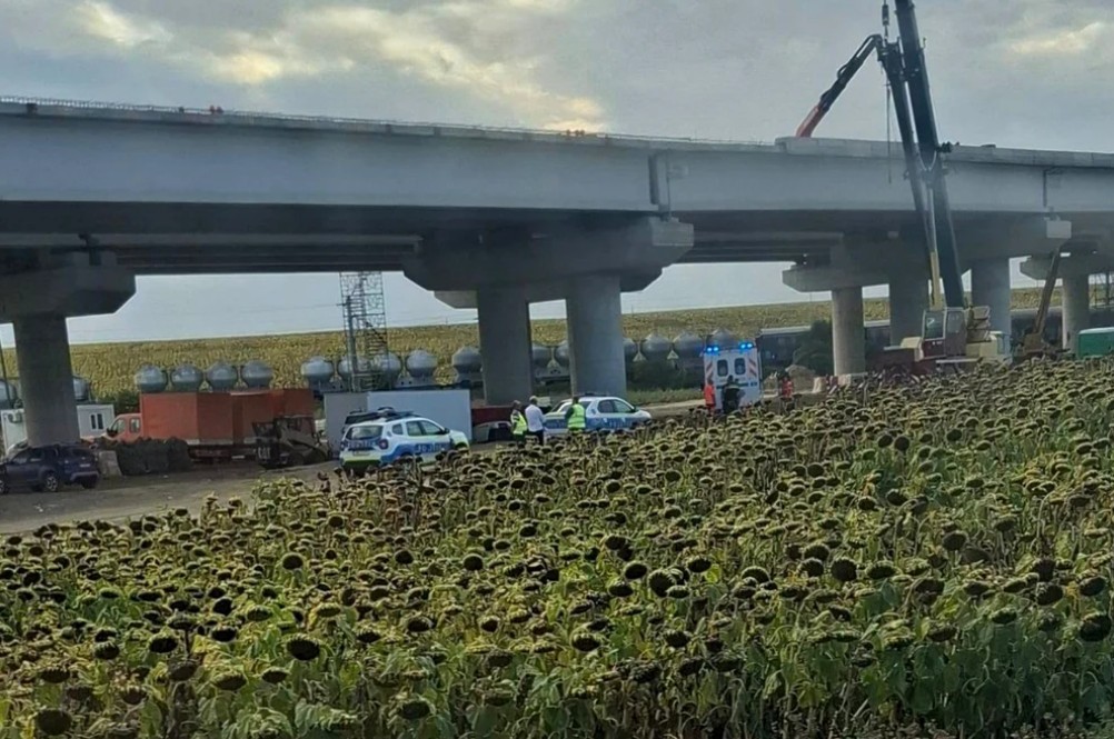 Un bărbat care lucra pe șantierul Autostrăzii A7 Bacău–Pașcani și-a pierdut viața după ce a căzut în gol 10 metri