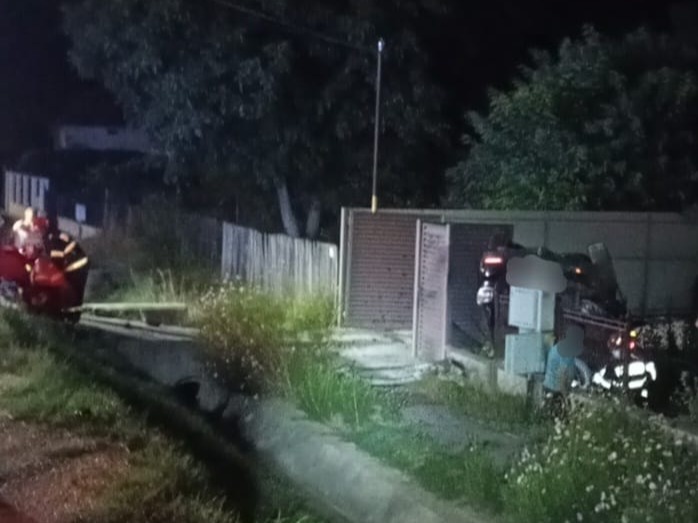 Doi tineri, de 16 și 18 ani, au ajuns la spital după ce mașina în care se aflau s-a răsturnat în curtea unei gospodării, în județul Argeș