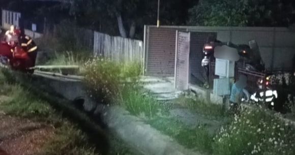 Doi tineri, de 16 și 18 ani, au ajuns la spital după ce mașina &icirc;n care se aflau s-a răsturnat &icirc;n curtea unei gospodării, &icirc;n județul Argeș