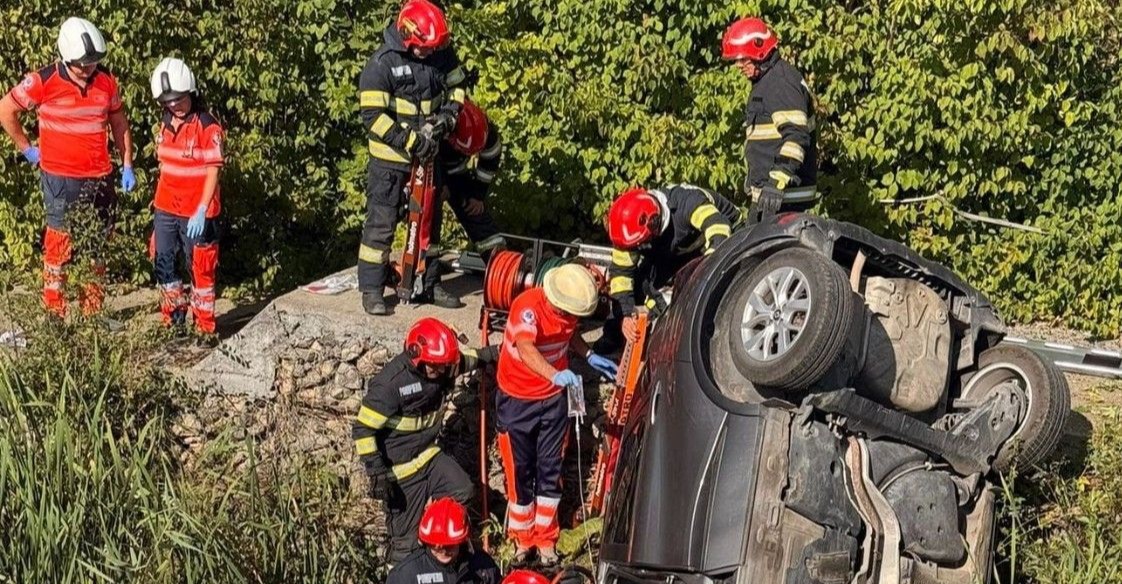 Incident grav la Iași. O femeie a rămas încarcerată, după ce mașina în care se afla a ieșit de pe un pod și a căzut într-un canal