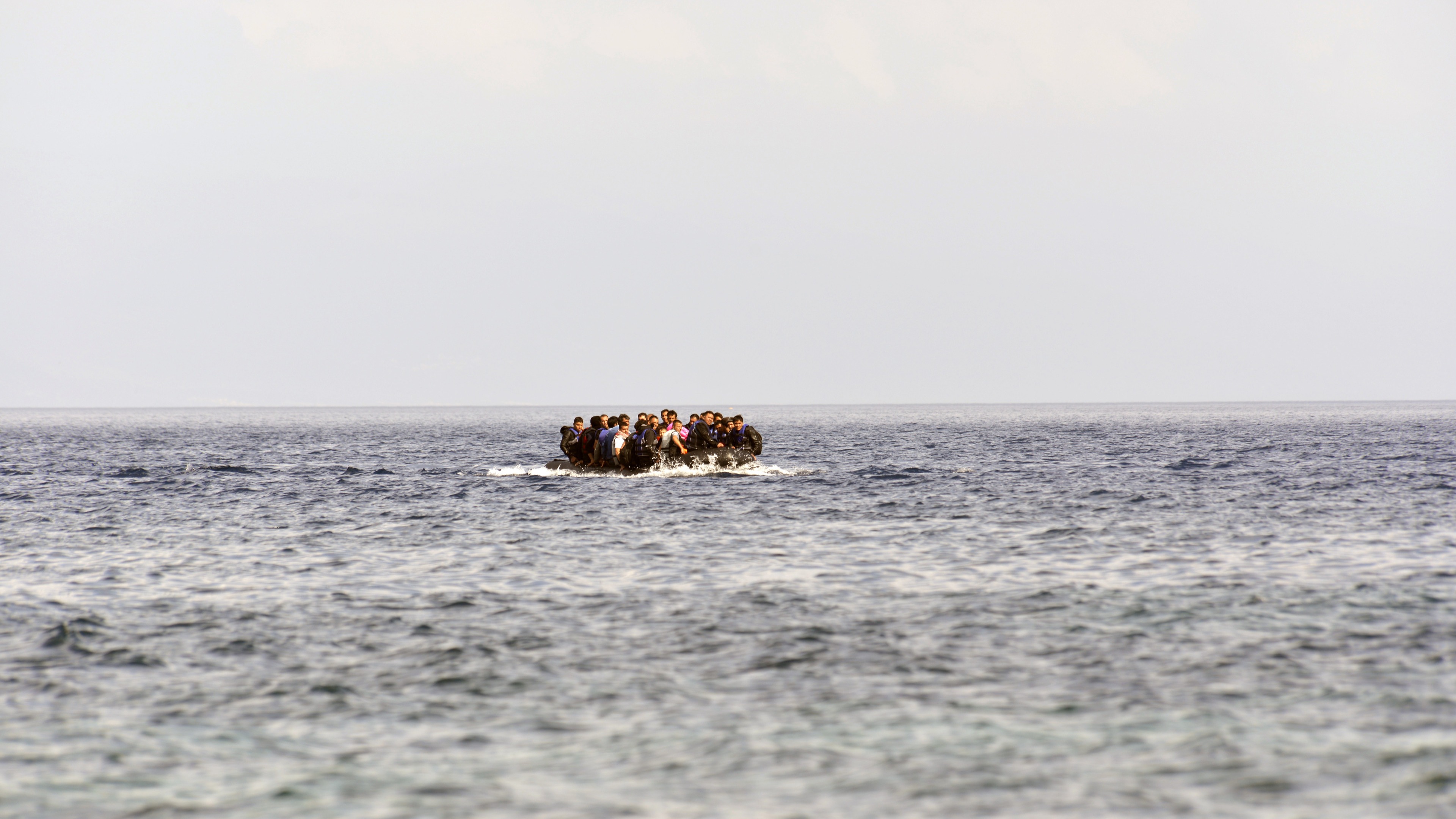 Dramă în largul Insulelor Canare. Zeci de migranți, găsiți după 26 de zile în derivă. Alte 83 de persoane și-ar fi pierdut viața