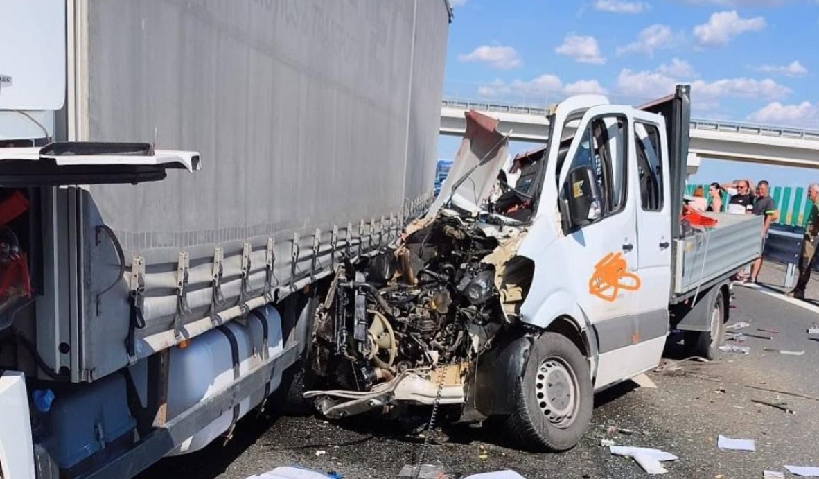 Trei morți și doi vătămați pe Drumul Expres Craiova-Pitești! O autoutilitară s-a izbit violent de un TIR