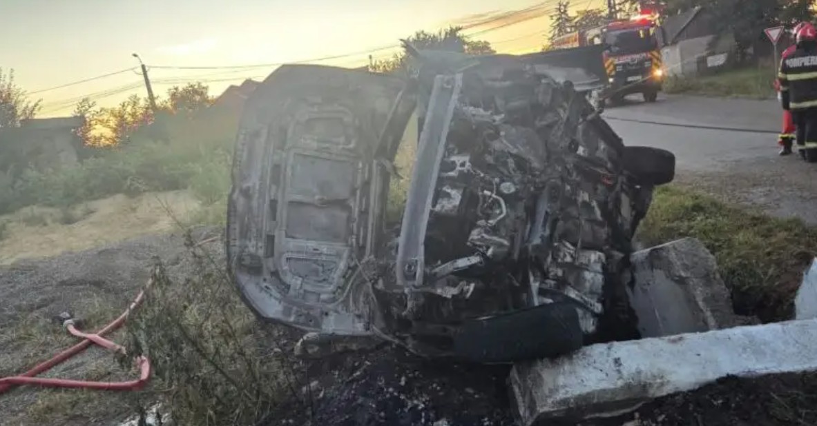 Doi minori de 16 ani, carbonizați pe un drum din Suceava, după ce mașina în care se aflau a fost cuprinsă de foc