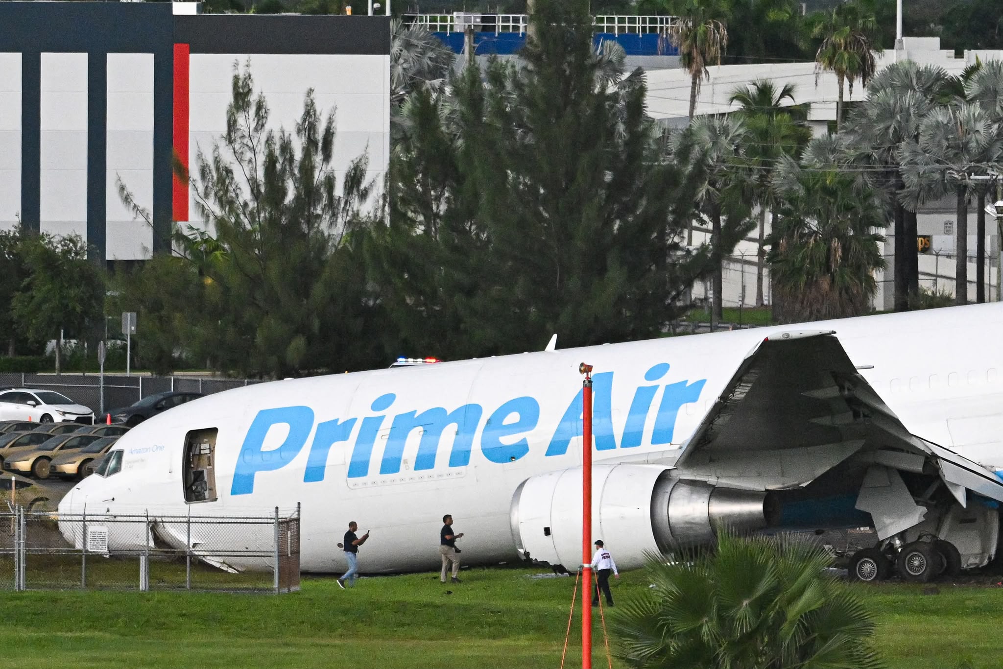 Cinci persoane și-au pierdut viața după ce un avion cargo s-a prăbușit. A fost cuprins de foc după ce a ieșit de pe pistă