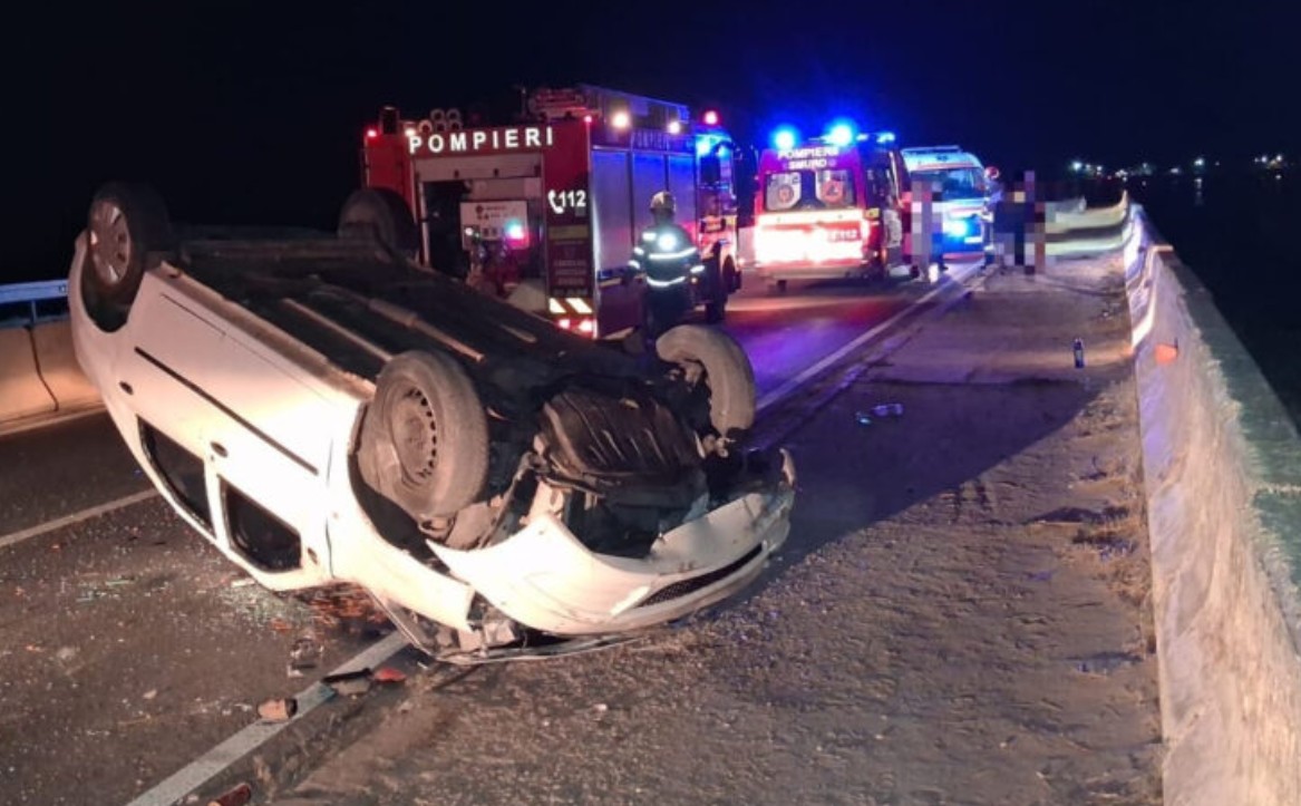 O mașină s-a răsturnat pe plafon, în județul Giurgiu. Trei tineri au ajuns în spital