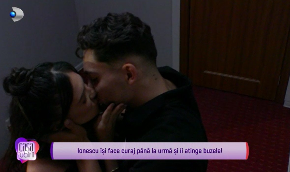 Primele reacții ale concurenților din „Casa iubirii”, după sărutul dintre Andreea și Ionescu. Cei doi și-au dat frâu liber sentimentelor