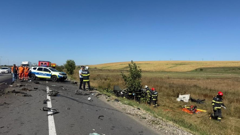 O persoană și-a pierdut viața în Iași și alta este în stare de inconștiență, după ce un camion s-a răsturnat peste un autoturism
