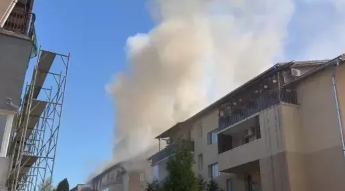 Un bloc din Cluj a fost cuprins de foc! Mai multe persoane au rămas blocate în balcon, la ultimul etaj