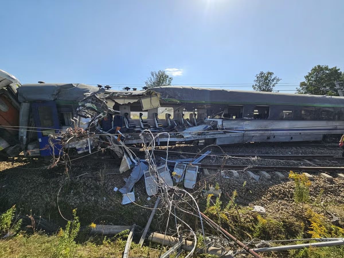 Incident dramatic pe calea ferată! O persoană și-a pierdut viața, iar alte 20 au avut nevoie de îngrijiri medicale, după ce un tren s-a ciocnit de o betonieră