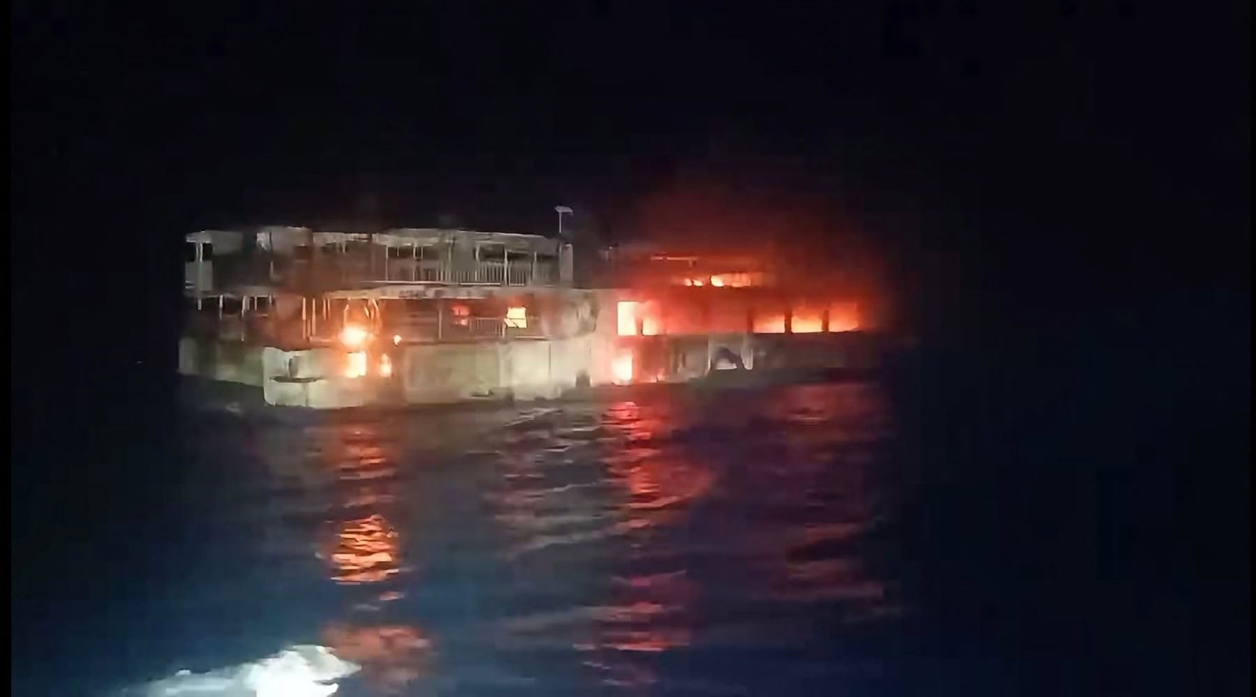 Cel puțin cinci morți și 87 de dispăruți după ce un feribot a fost cuprins de foc, în Filipine