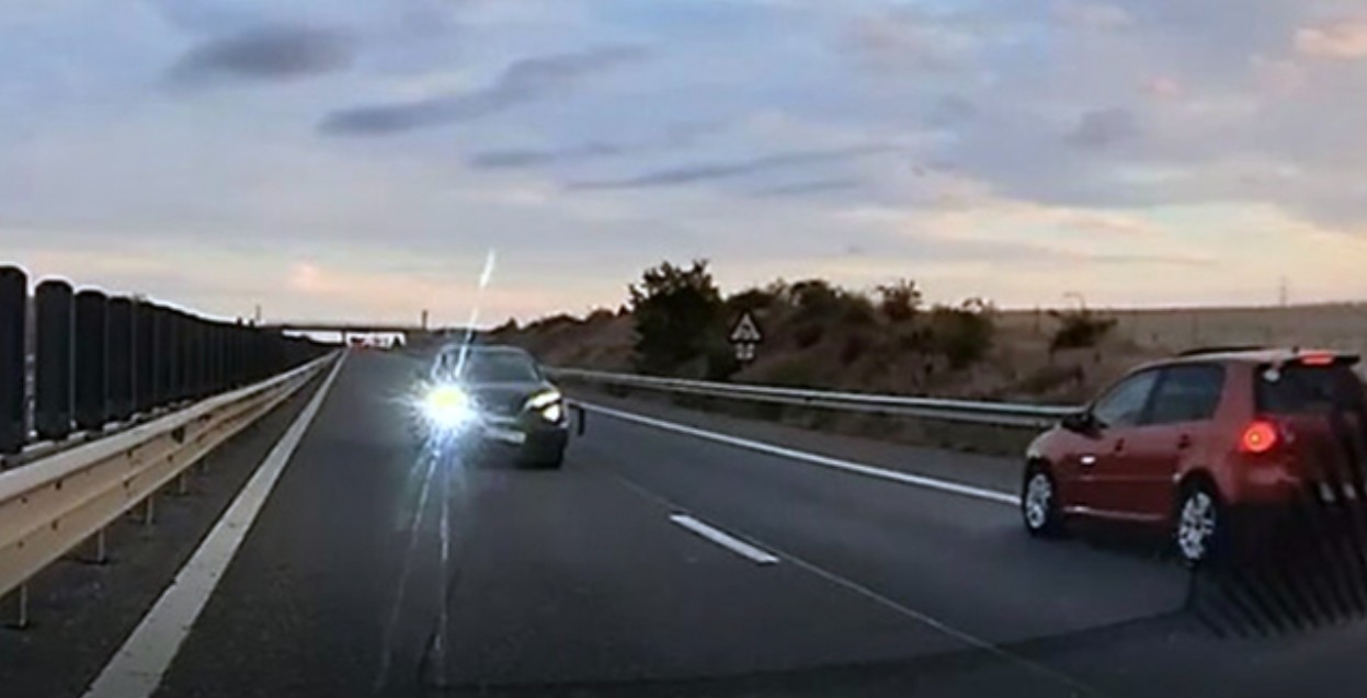 Șofer de 73 de ani, filmat în timp ce mergea pe sens opus pe Autostrada A1. A provocat și un incident rutier, dar și-a continuat drumul
