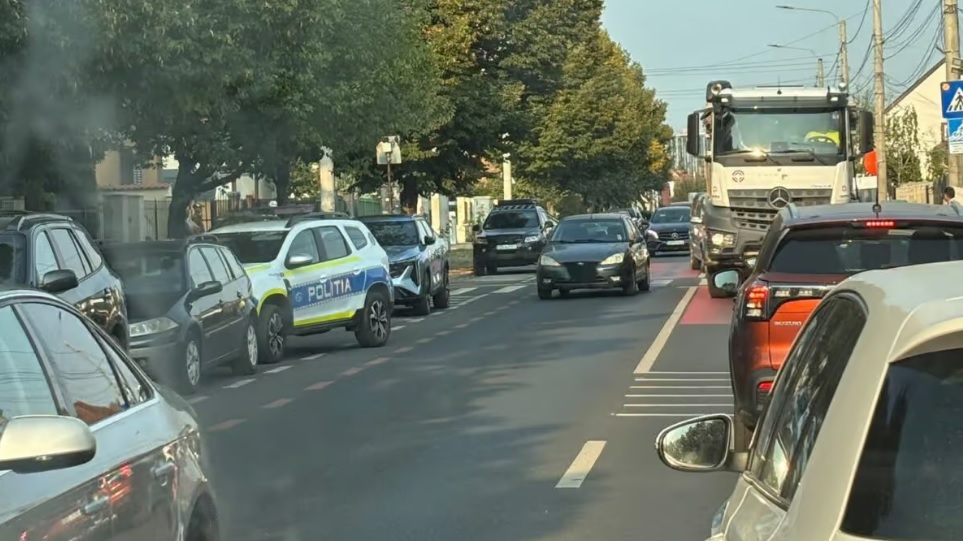 O femeie de 54 de ani a fost acroșată de o mașină pe o stradă din Sibiu. Aceasta a fost transportată de urgență la spital