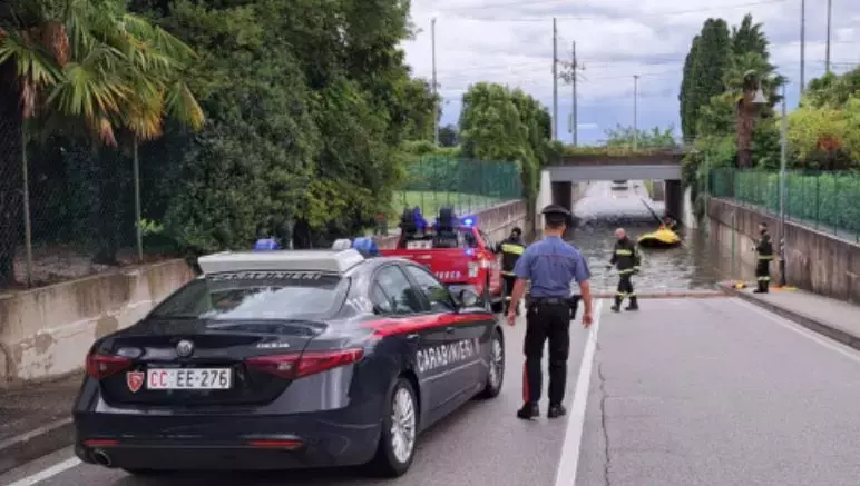 O femeie și-a pierdut viața după ce a intrat cu mașina într-un pasaj inundat