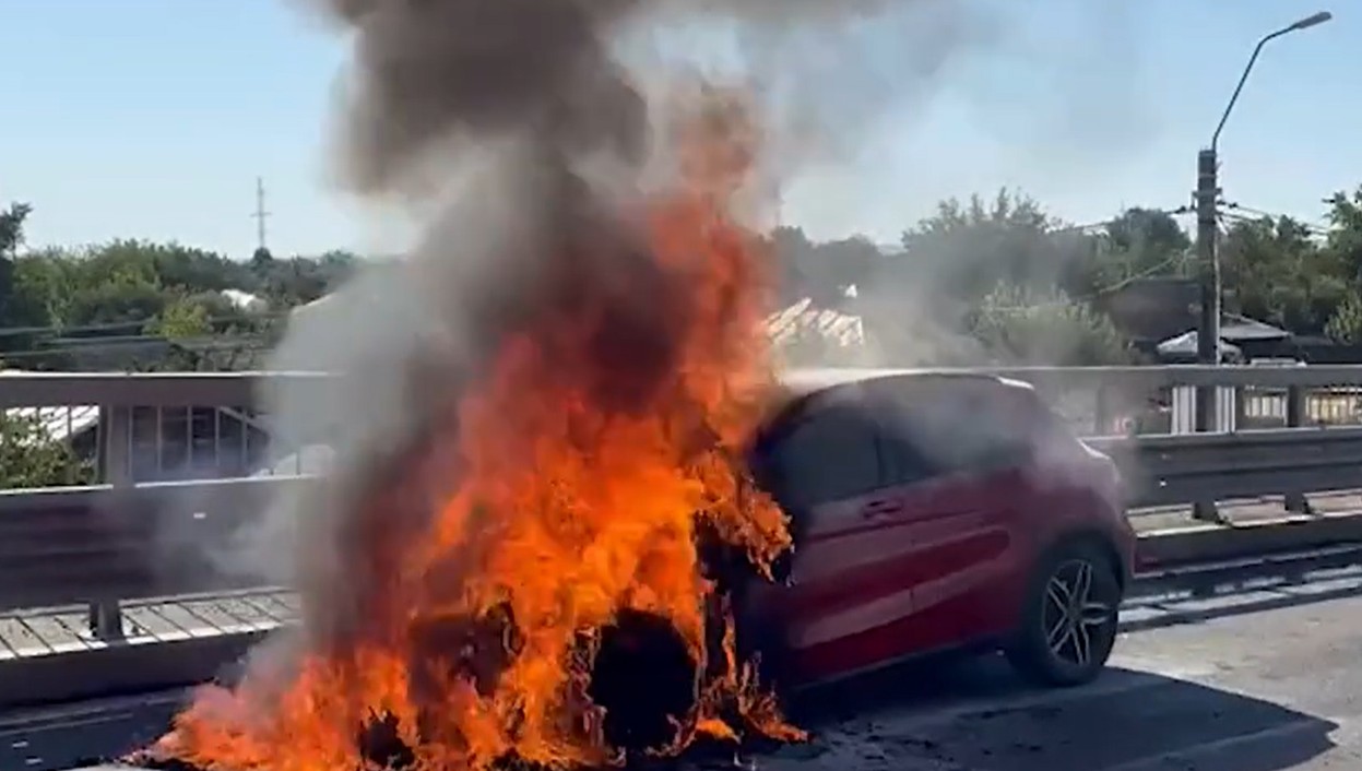 Mașină cuprinsă de foc în județul Giurgiu! Ce s-a întâmplat cu șoferița