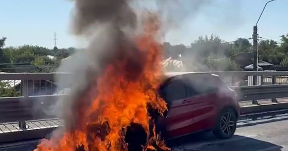 Mașină cuprinsă de foc &icirc;n județul Giurgiu