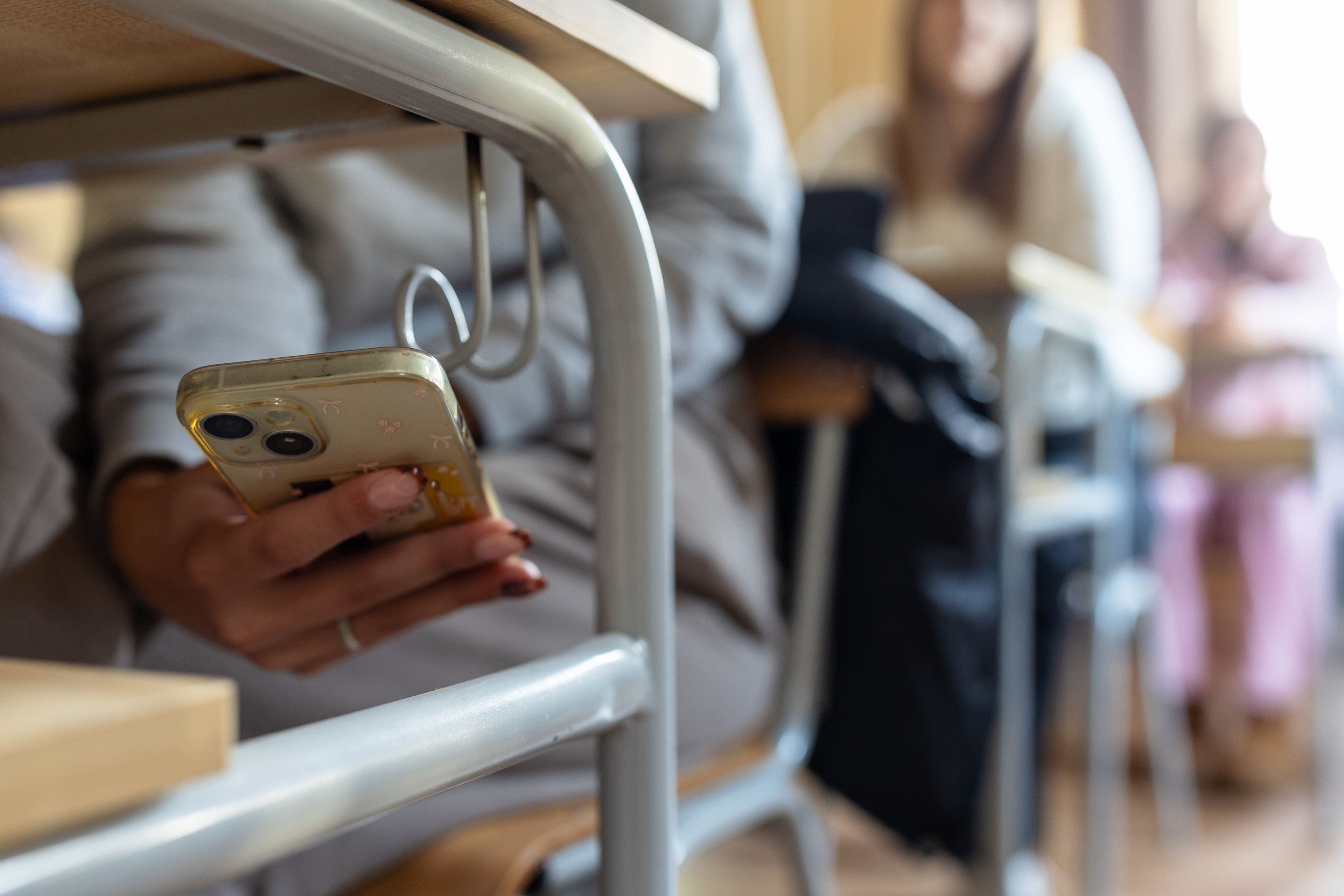 Telefoanele mobile, interzise în școli! Unde se va lua această măsură