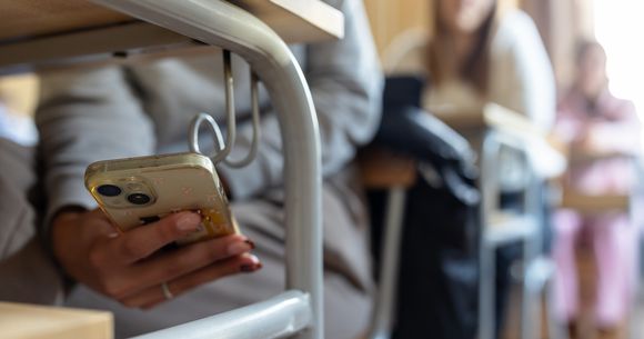 elevi telefon