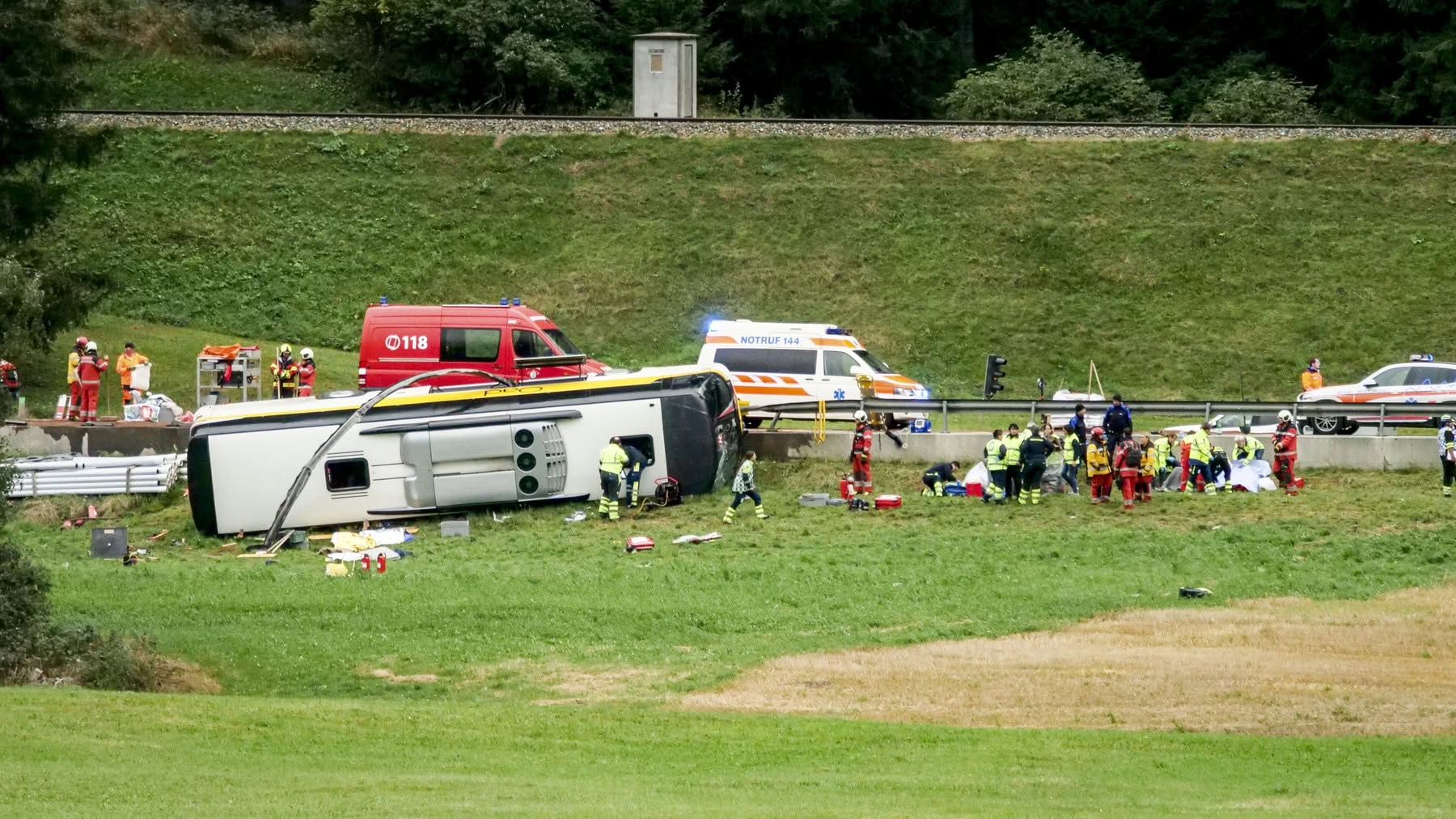 Carnagiu în Alpii elvețieni! Mai multe persoane și-au pierdut viața după ce un autocar s-a răsturnat