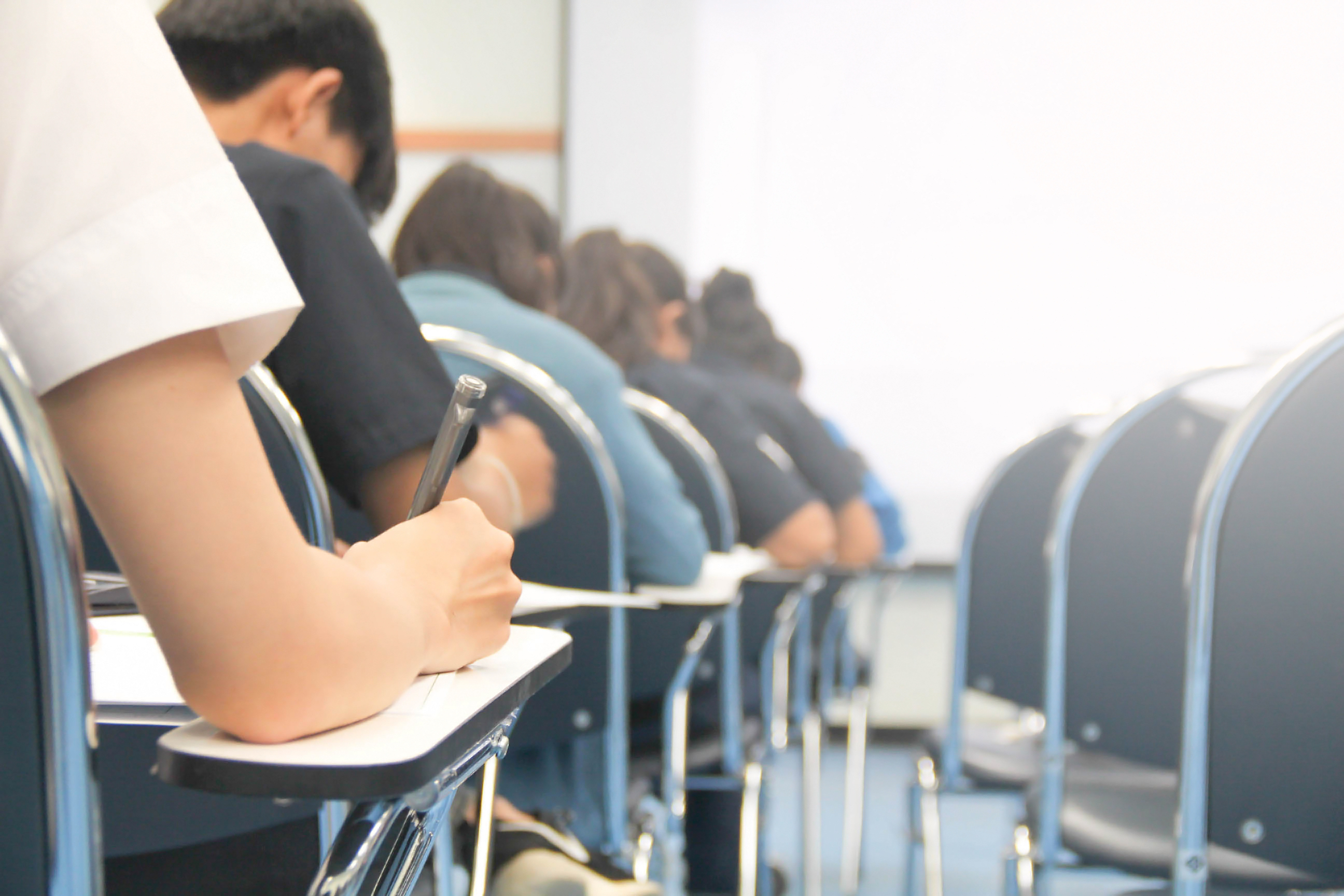 Carduri educaționale 2026-2027. Cine sunt elevii care urmează să primească ajutorul de 500 de lei