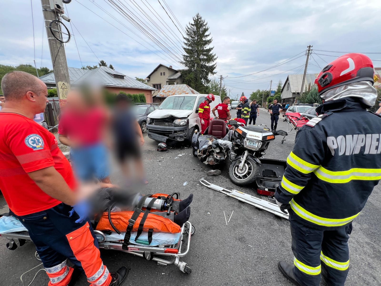 Patru persoane, printre care și un minor, au fost transportate la spital după ce o mașină a lovit un stâlp în Prahova 
