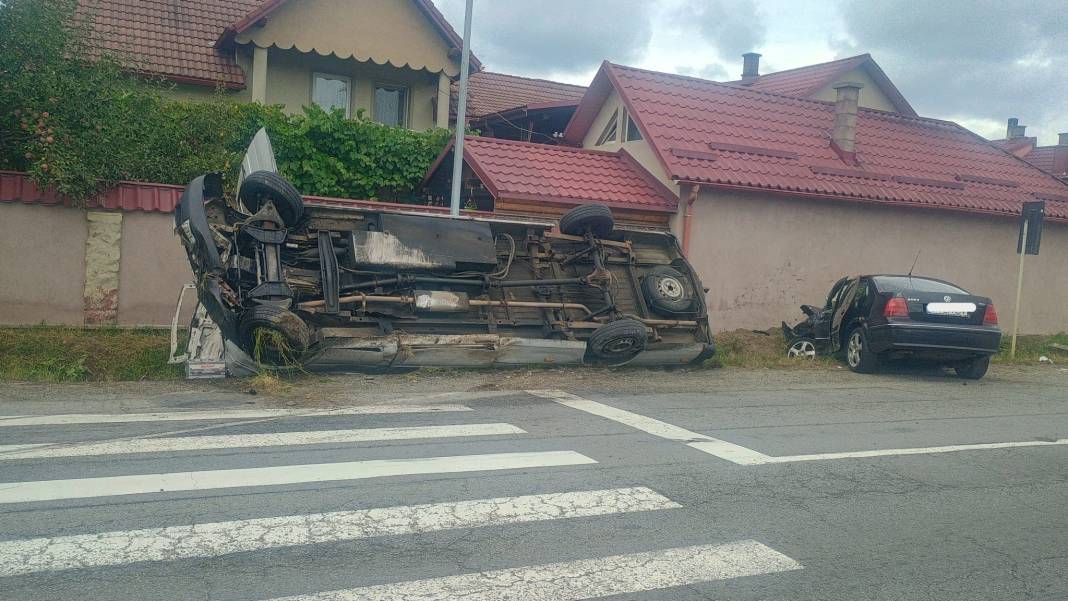 Șase persoane au ajuns la spital după ce un microbuz s-a răsturnat pe centura Bistriței