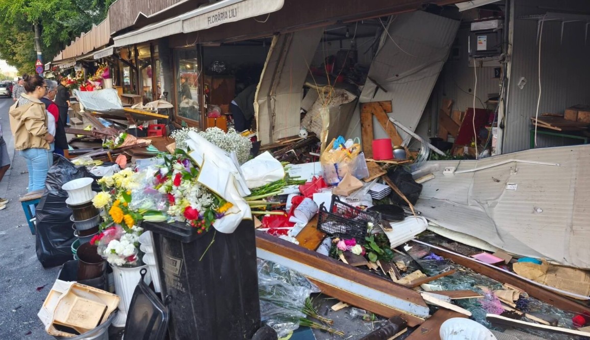 Un tânăr de 19 ani a făcut pagubă pe Calea București din Craiova, după ce a intrat cu mașina în trei florării
