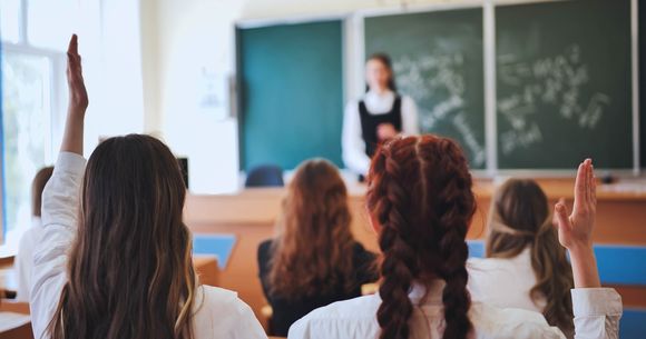 Elevi &icirc;n sala de clasă