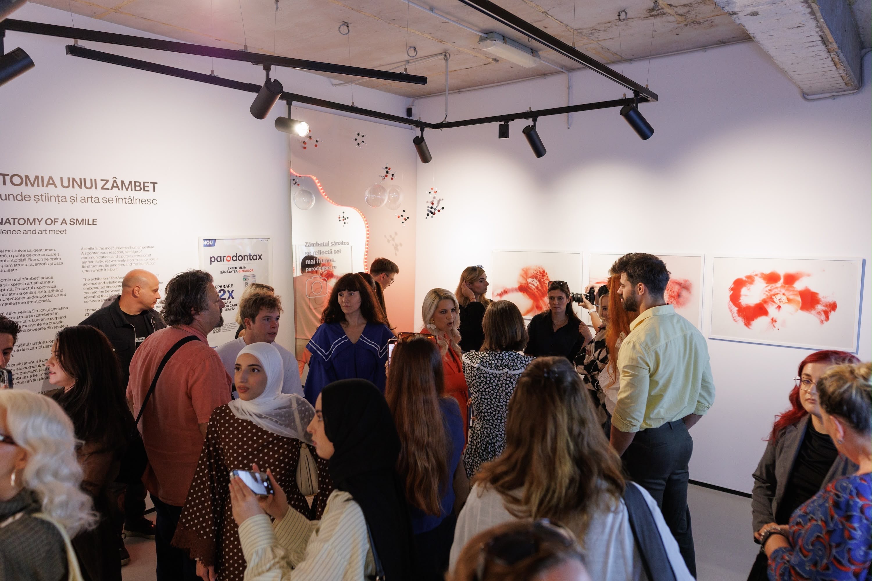 (P) Anatomia unui zâmbet: Știința îngrijirii orale și arta contemporană s-au întâlnit la vernisajul expoziției parodontax de la Art Safari