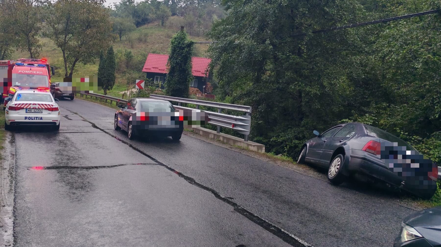 O mamă și bebelușul ei de 7 luni au fost transportați la spital, după ce mașina în care se aflau a intrat în parapet