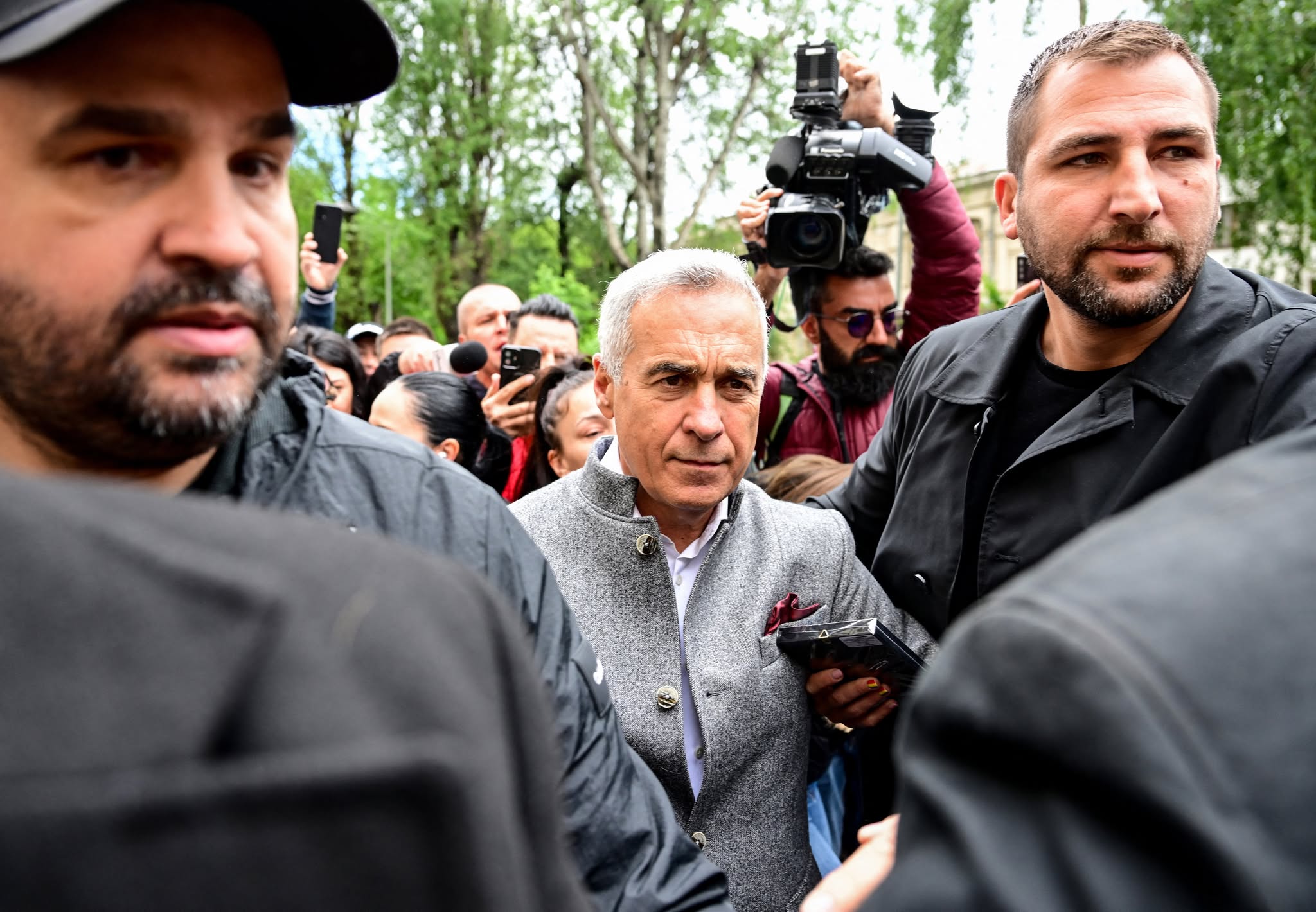 BREAKING NEWS Călin Georgescu săltat, din trafic, de DIICOT. Acesta ar fi cercetat într-un dosar de înșelăciune alături de un cunoscut om de afaceri