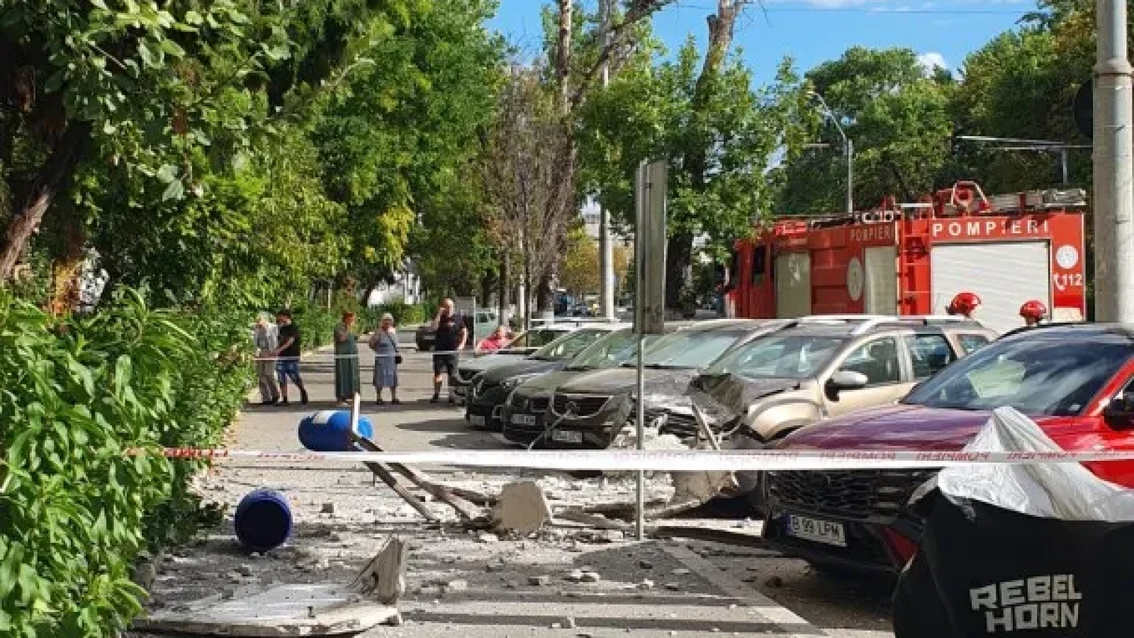 BREAKING NEWS Balcon prăbușit peste o mașină, în București ! Autoritățile au intervenit imediat