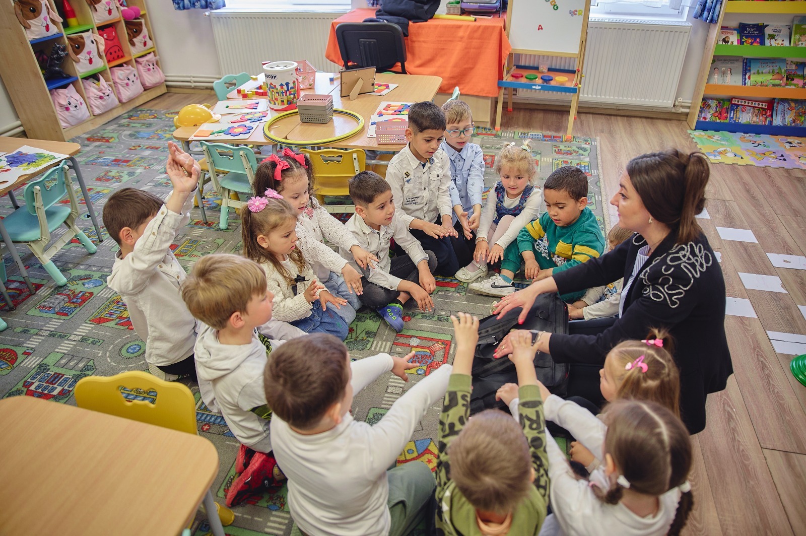 (P) Grădinițele din comunități vulnerabile pot intra în programul „Start în educație”. Înscrierile continuă în toată țara
