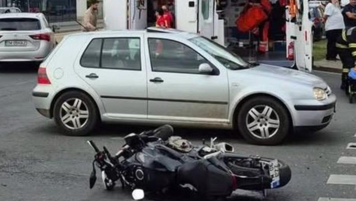 Motocicletă aruncată pe șosea în Timișoara, în urma unui impact violent cu o mașină. Ce s-a întâmplat cu motociclistul