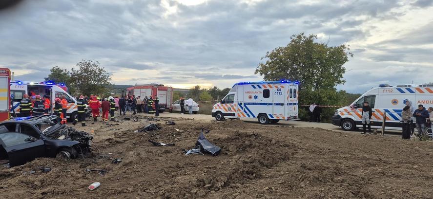 Trei persoane, printre care și un copil, și-au pierdut viața pe un drum din Iași! O mașină și un camion s-au izbit violent