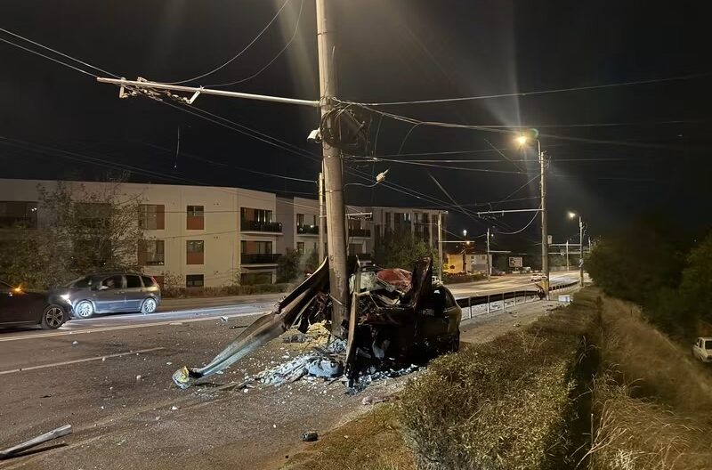 Un bărbat de 33 de ani și-a pierdut viața după ce a intrat cu mașina într-un stâlp, în Cluj